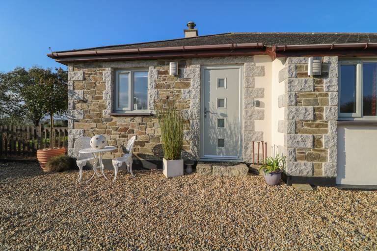 Cottage with yard — photo 3