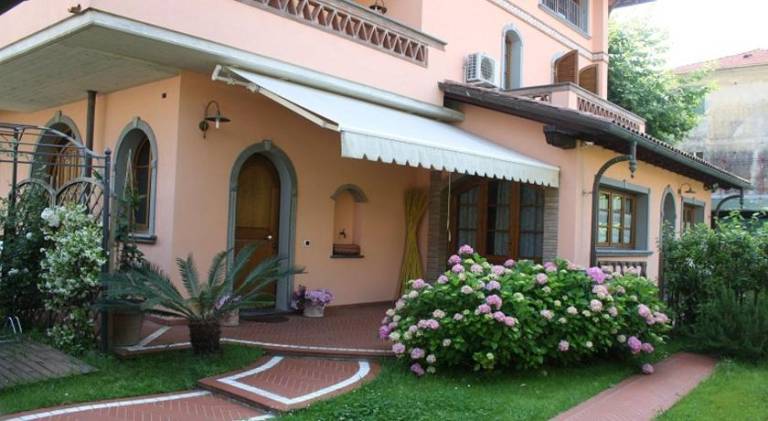 Attico in Villa Fresco vista Mare 2 matr 2 bagni 8 posti letto in Carrara