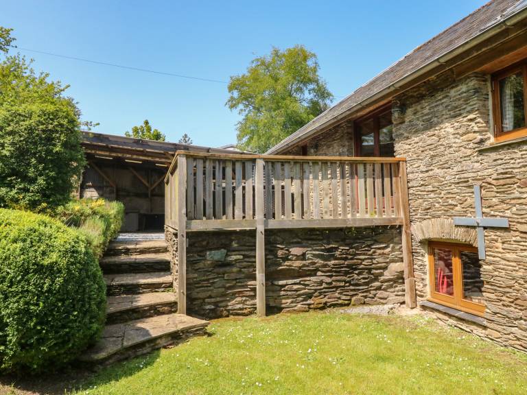 Cottage with garden — photo 2