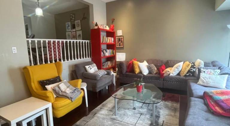 Cozy Room With Private Washroom Conveniently Located On West Hamilton Mountain Close To Hamilton Air