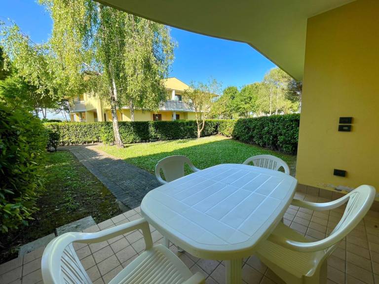 Villa with yard & pool | Garden view in Caorle