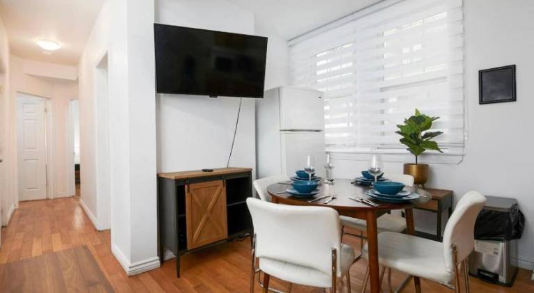 Holiday apartment | Suitable for remote work | Pets are welcome in Montréal, QC