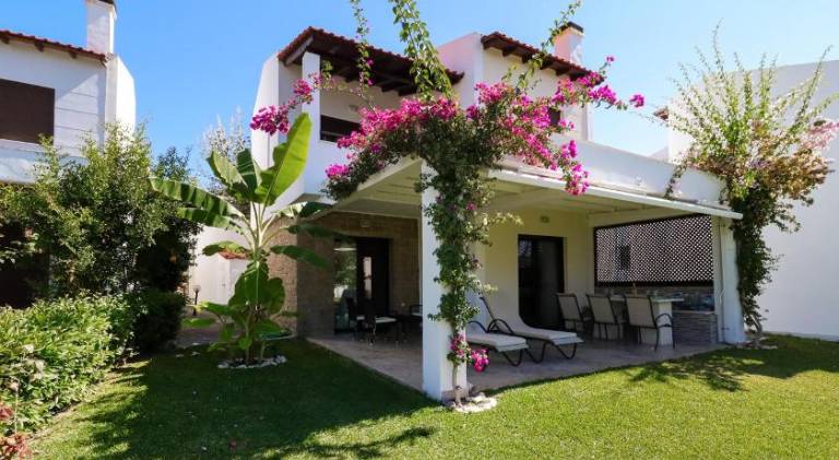Villa with patio — photo 4