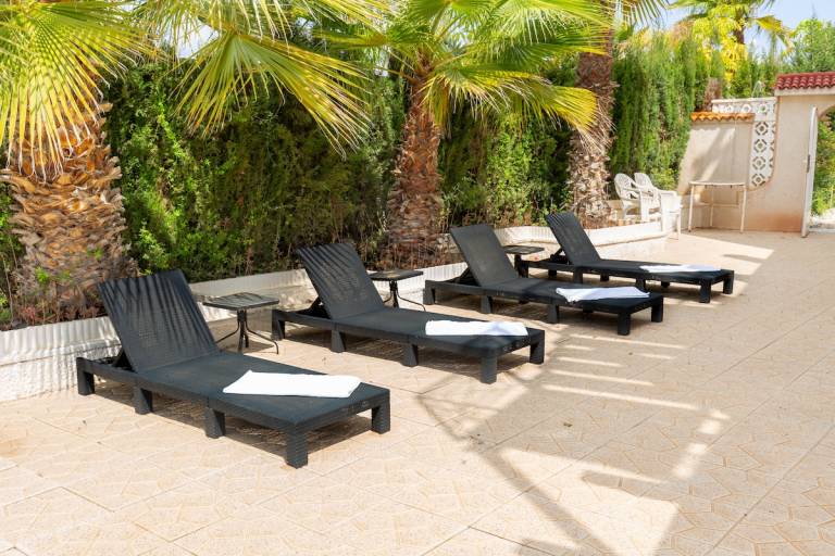 Villa with terrace, barbecue & yard | Garden view — photo 2