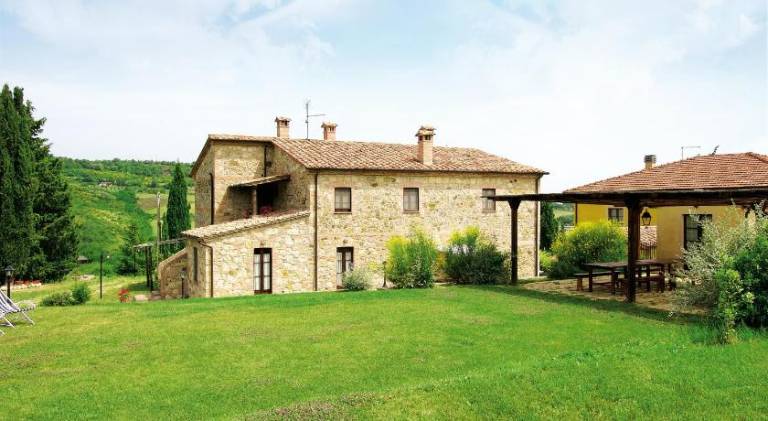 Serviced apartment with pool, garden & patio in Sarteano