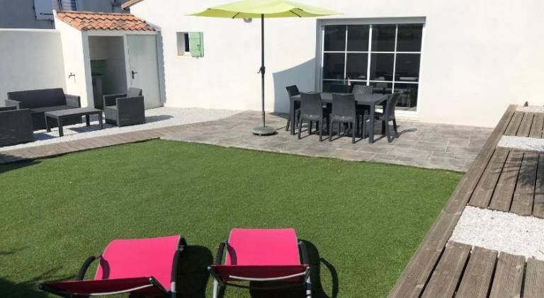 Villa with terrace & yard — photo 4