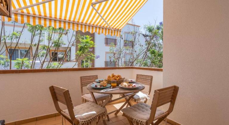 Fully equipped beautiful rental apartment with patio & pool | Pets are welcome — photo 4