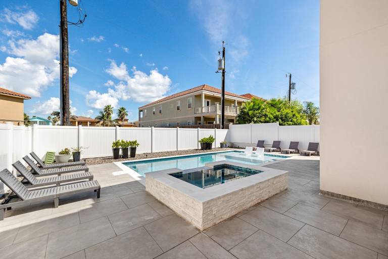 House with private pool & patio — photo 4