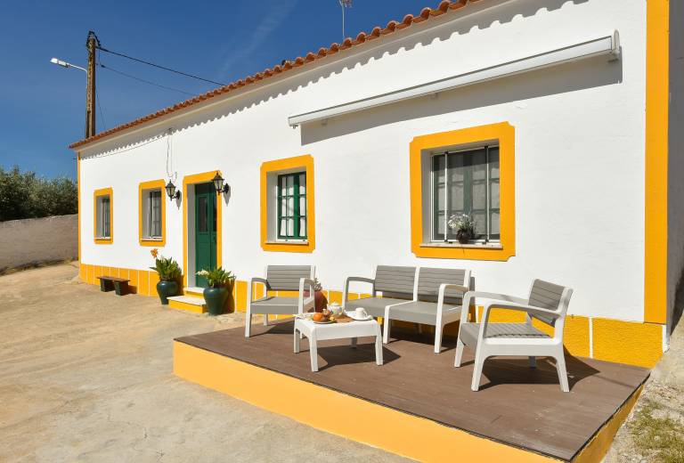 Child-friendly charming vacation home with patio & BBQ | Pets allowed in Beja