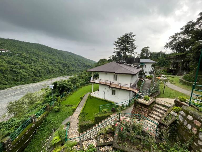 Apartment with yard & patio in Mussoorie