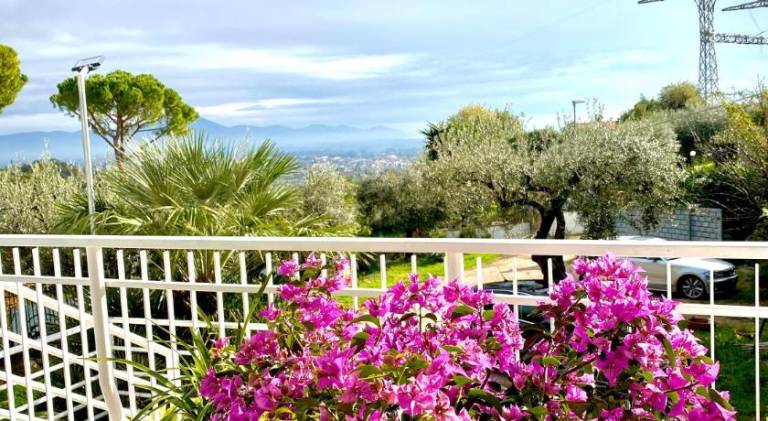 Rental apartment with patio & yard in Minturno