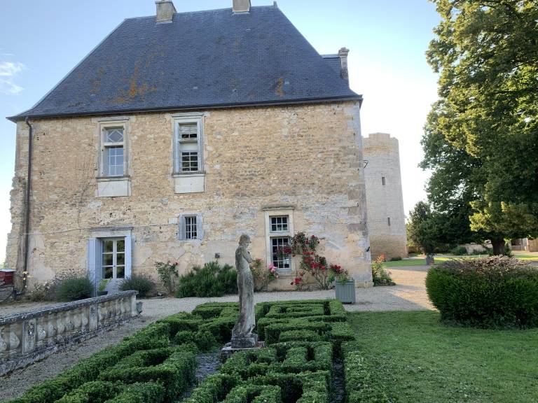 Castle with yard, patio & private pool | Garden view — photo 4