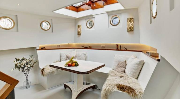 Boat with patio & yard | Next to Red-light district — photo 4