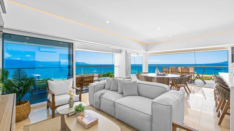 Beachfront Private Pool Theatre Room Views — photo 2