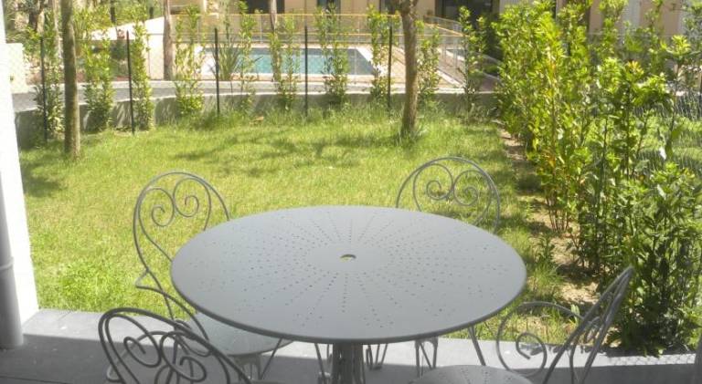 Holiday apartment with private pool & yard — photo 3