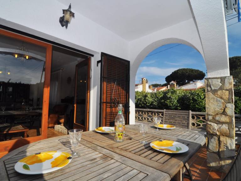 Tranquil House with Large Garden, Wi-Fi, and 200m from the Beach in Riells — photo 5