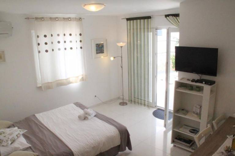 One bedroom apartment with terrace Njivice, Krk (A-16244-a) — photo 3