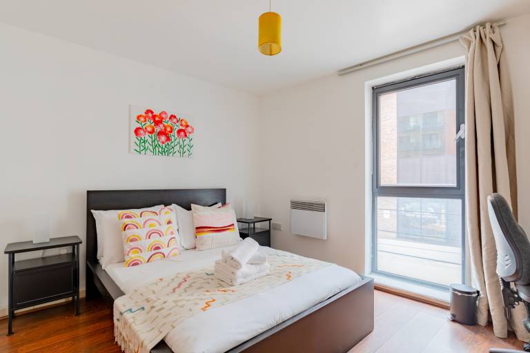 Charming 3BD Retreat with Balcony East London