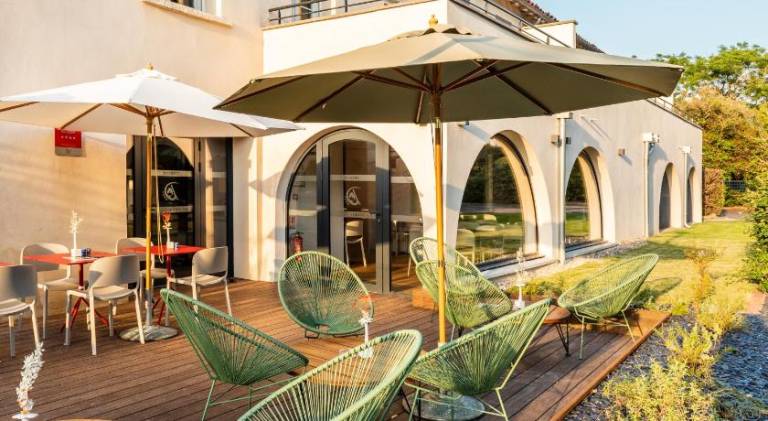 Beautiful serviced apartment with terrace, pool & garden | Pet-friendly — photo 2