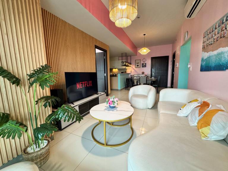 Spacious serviced apartment with yard, pool & patio | Pet-friendly — photo 5