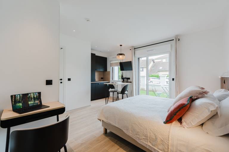 Aparthotel with terrace & yard | Perfect for remote work — photo 3