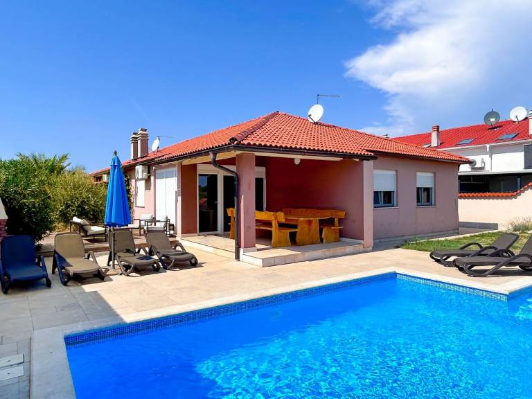 Vacation home with private pool, patio & grill | Pets are welcome in Medulin