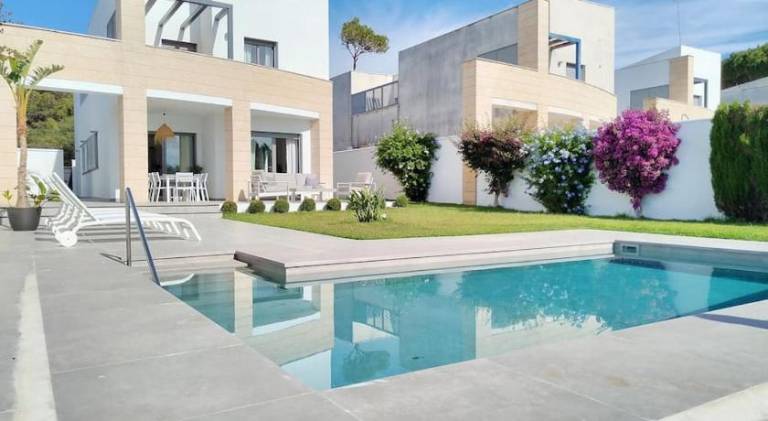 Fully equipped ample villa with terrace, yard & private pool | Good for workation | Pets allowed in Chiclana de la Frontera