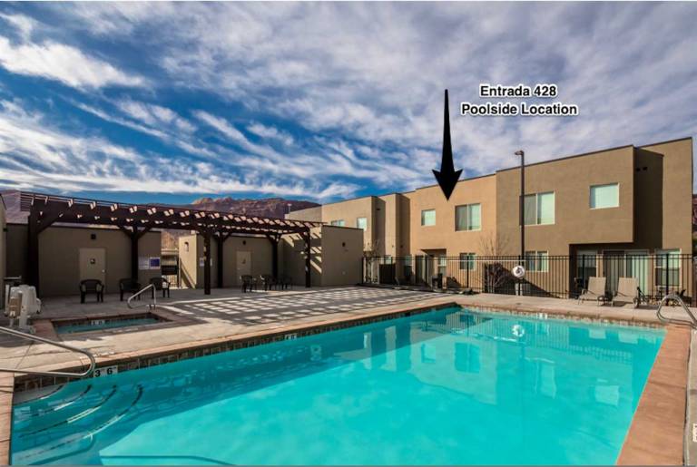 Vacation home with BBQ & pool — photo 2