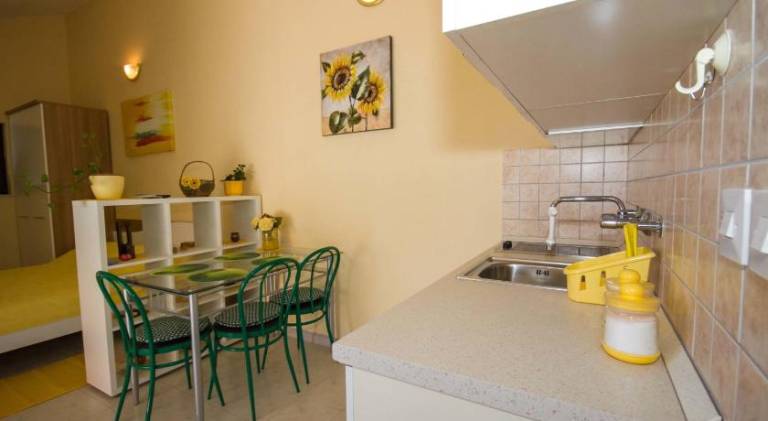 Holiday apartment with garden, barbeque & patio — photo 5