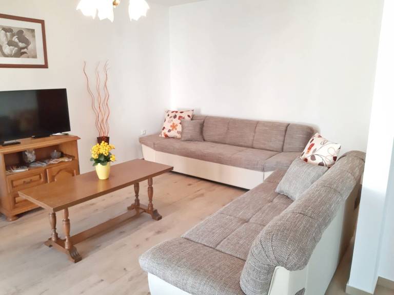 Holiday apartment with patio, BBQ & yard — photo 5