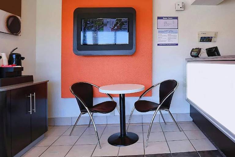 Super 8 by Wyndham Walnut Creek — photo 3