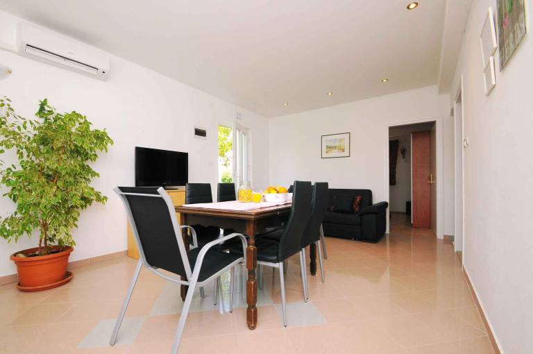 Holiday apartment with barbecue, garden & patio — photo 5