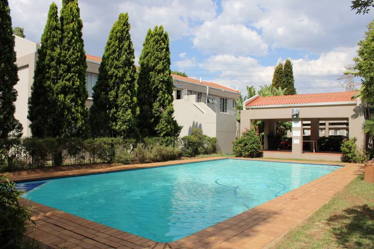 Modern 2 Bedroom Home with Pool Access