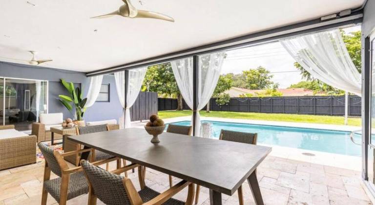 Spacious 4 Bedroom 3 Bathroom House with Heated Pool and Outdoor Shower close to FFL Airport and Cru — photo 3