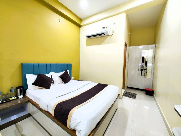 Goroomgo Medhya Grand Varanasi Indian Only Best location Near Shree Kashi Viswanath Temple and Ganga — photo 5