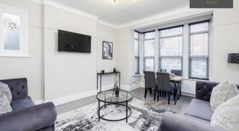 Big rental apartment | Close to the beach | Dogs allowed in Leigh-on-Sea