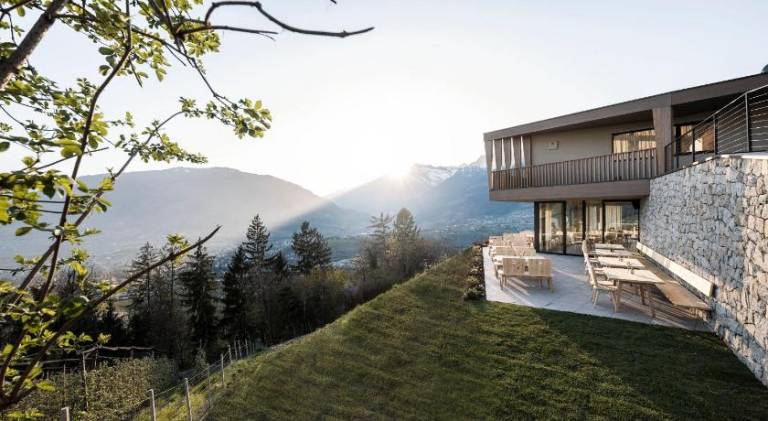 Apartment with yard & terrace in Schenna