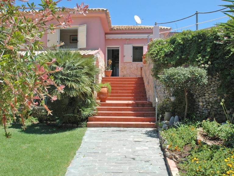 House with terrace, barbeque & yard — photo 4