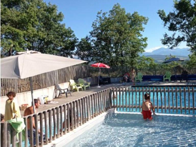 Bungalow with patio & pool | Pets are welcome — photo 2
