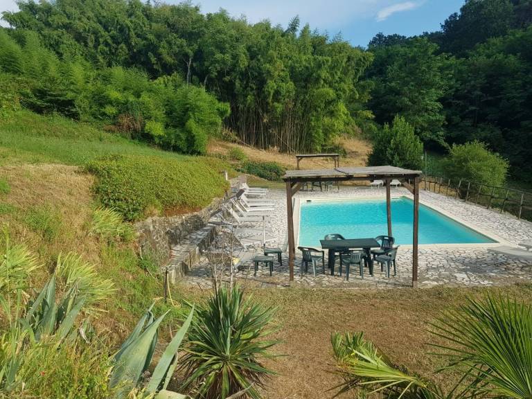 Vacation home with garden, barbeque & private pool — photo 4