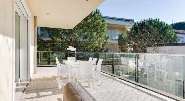 Rental apartment with jacuzzi & patio — photo 5
