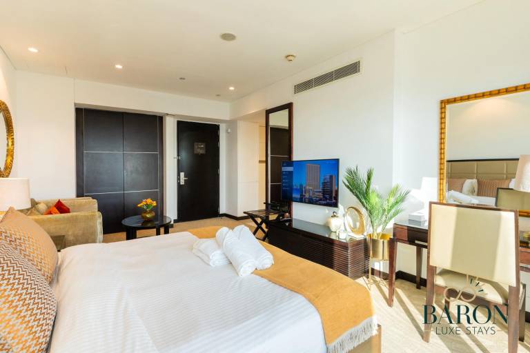 Apartment with jacuzzi, patio & pool | Good for workation in Dubai