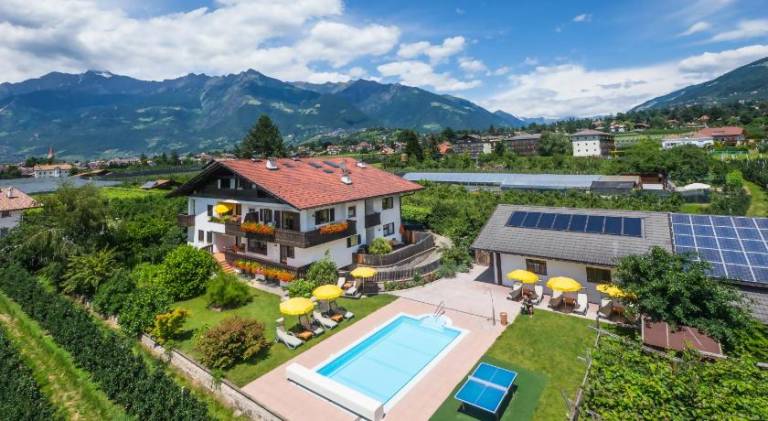 Pleasant apartment with pool, yard & patio | Dogs allowed in Marlengo