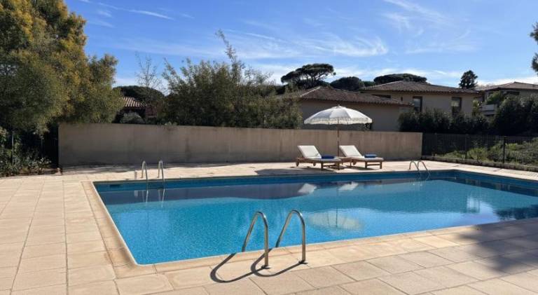Vacation home with terrace, private pool & yard — photo 3