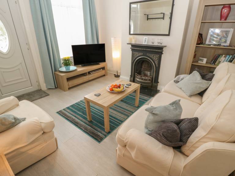 Child-friendly charming cottage with patio & yard | Pets allowed — photo 3