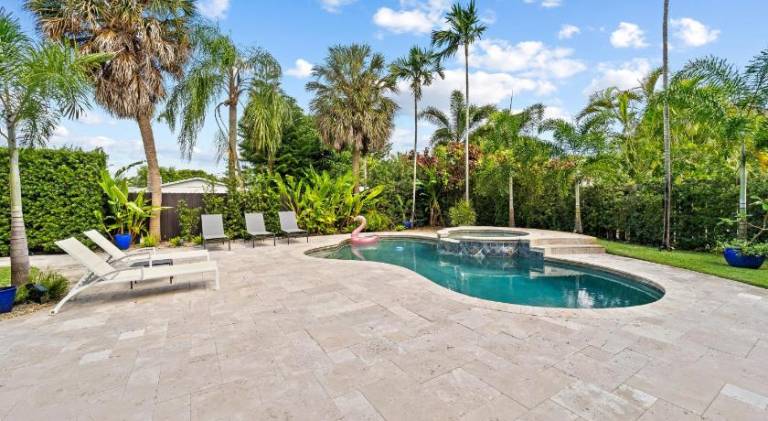 Vacation home with jacuzzi & pool — photo 4