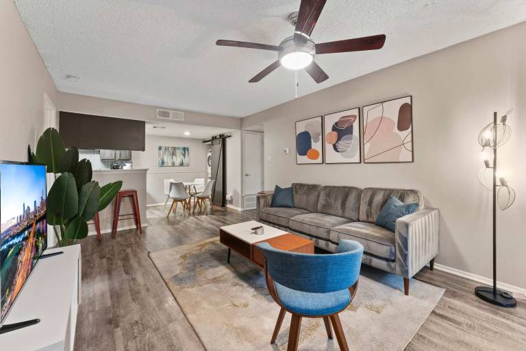 SoCo 2BR comfy suite w pool king bed fast WiFi