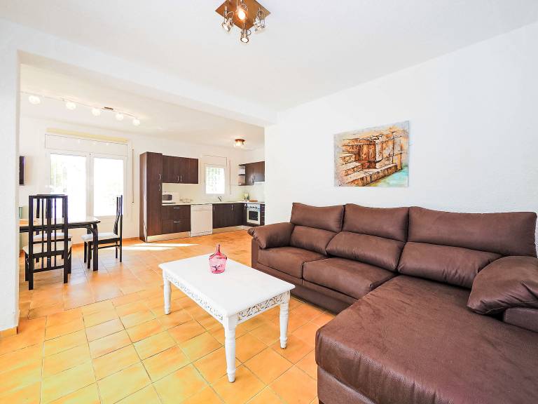 Fully equipped vacation home with patio, private pool & grill | Dogs allowed — photo 3