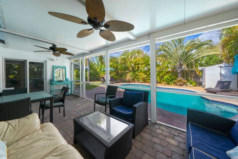 Tropical Home-Seaside w Heated Saltwater Pool — photo 2
