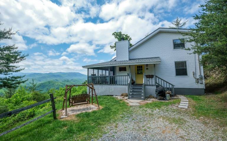 Over the Top - Pets Welcome, Mountain Views, Hot Tub, Wood-burning Fireplace — photo 5
